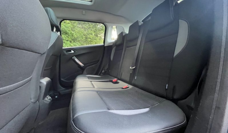 
								Peugeot 2008 1,2 e-THP 110 Allure Sky 5d full									