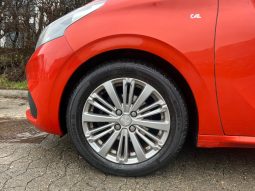 
										Peugeot 208 1,2 e-THP 110 Allure Sky 5d full									