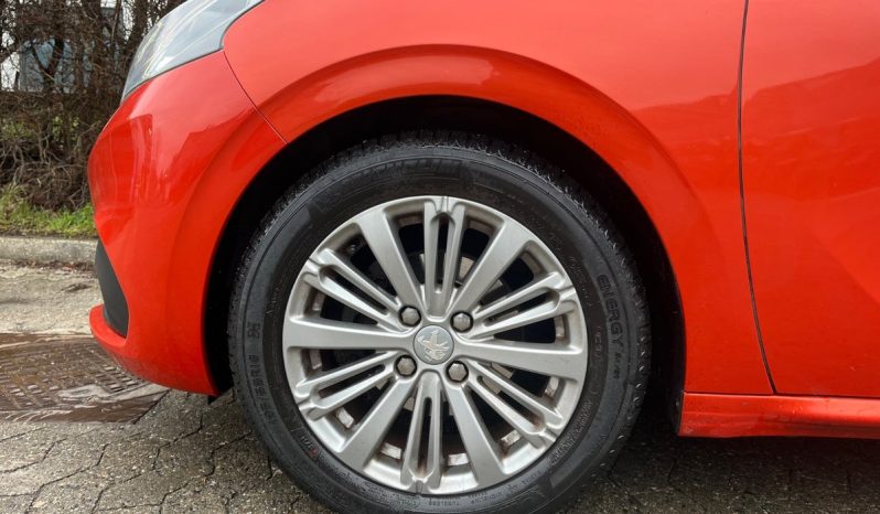 
								Peugeot 208 1,2 e-THP 110 Allure Sky 5d full									
