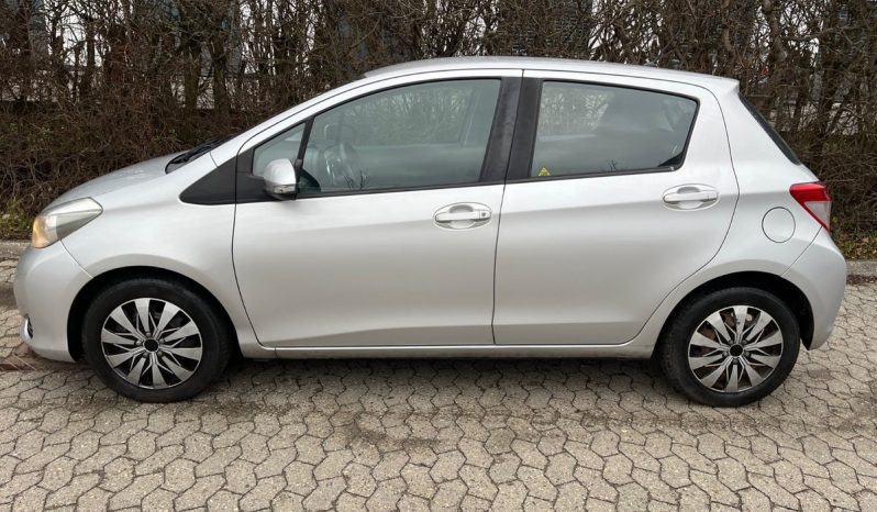 
								Toyota Yaris 1,0 VVT-i T2 5d full									