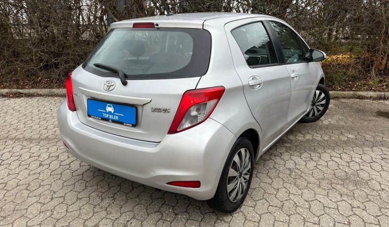 
								Toyota Yaris 1,0 VVT-i T2 5d full									