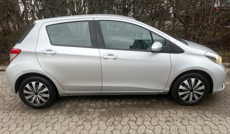 
								Toyota Yaris 1,0 VVT-i T2 5d full									