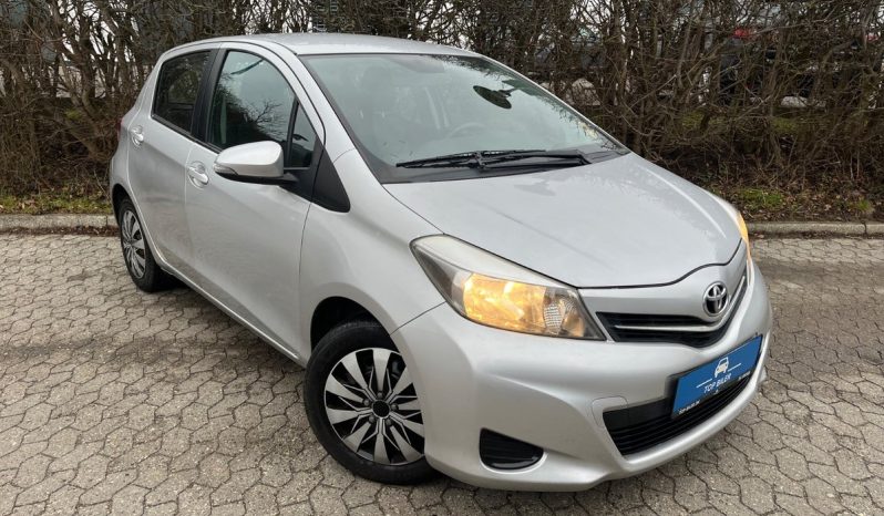 
								Toyota Yaris 1,0 VVT-i T2 5d full									