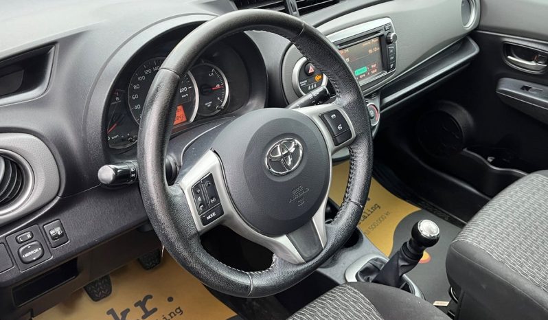 
								Toyota Yaris 1,0 VVT-i T2 5d full									