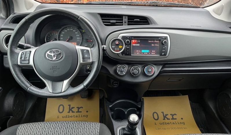 
								Toyota Yaris 1,0 VVT-i T2 5d full									