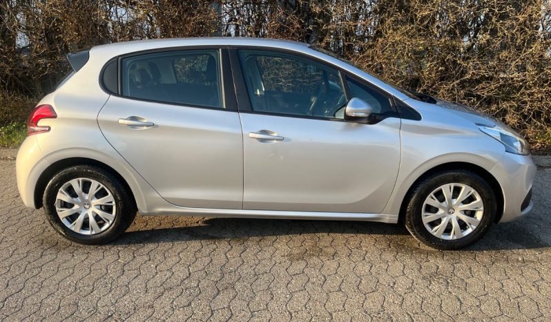 
								Peugeot 208 1,2 VTi 82 Allure 5d full									