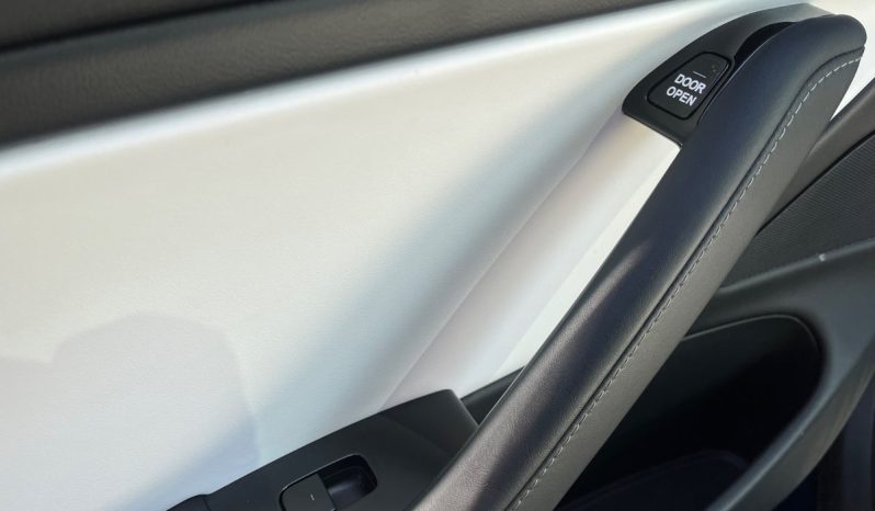 
								Tesla Model 3 Long Range AWD 4d full									