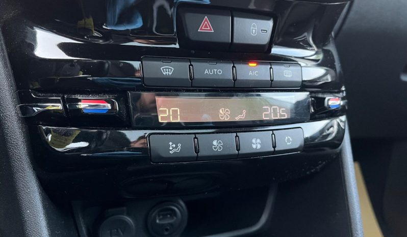 
								Peugeot 2008 1,2 PureTech 110 Allure Sky EAT6 5d full									