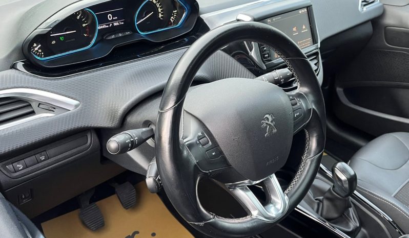 
								Peugeot 2008 1,2 e-THP 110 Allure Sky 5d full									