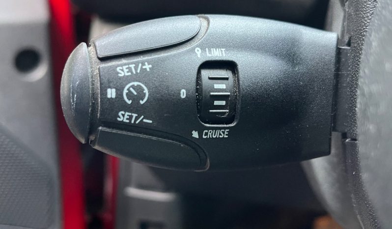 
								Peugeot 2008 1,2 e-THP 110 Allure Sky 5d full									